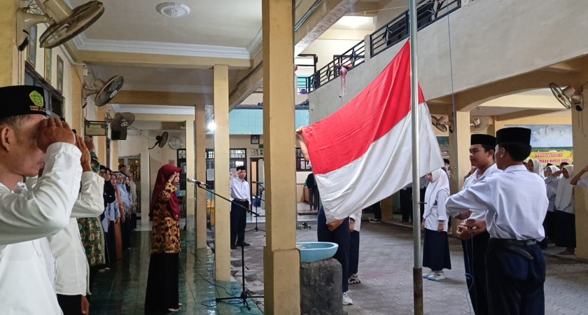 Upacara Rutin Awal Bulan di MTs Darul Falah Cukir Berlangsung Khidmat