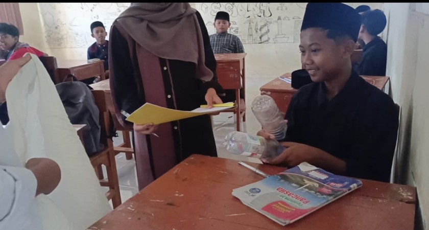 OSIM MTs Darul Falah Cukir Gelar Kegiatan “Sedekah Sampah Botol Plastik”