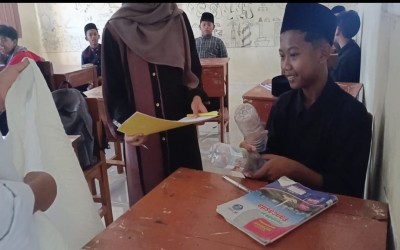 OSIM MTs Darul Falah Cukir Gelar Kegiatan “Sedekah Sampah Botol Plastik”
